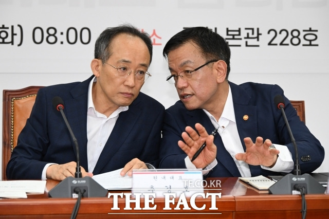 추경호 국민의힘 원내대표가 20일 더불어민주당을 향해 "책임있는 공당의 모습을 보여야 한다"라고 촉구했다. 이날 오전 추 원내대표가 최상목 경제부총리 겸 기획재정부 장관과 서울 여의도 국회에서 열린 2025년도 예산안 관련 당·정협의회에서 대화하고 있다. /남윤호 기자