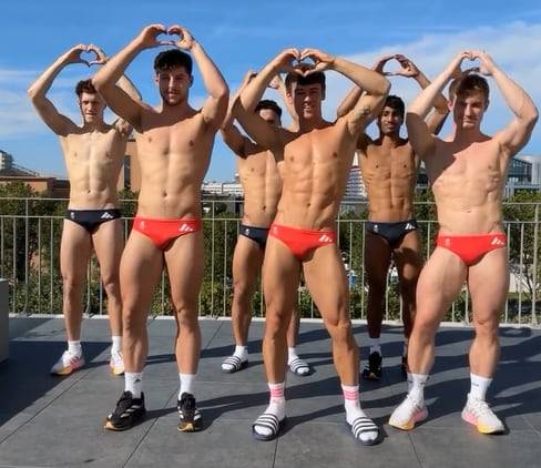 2024 파리올림픽 다이빙 동메달리스트 잭 로거(영국·오른쪽)와 영국 수영대표팀 선수들이 단체로 춤을 추는 영상을 온라인에 올렸다. /잭 로거 인스타그램