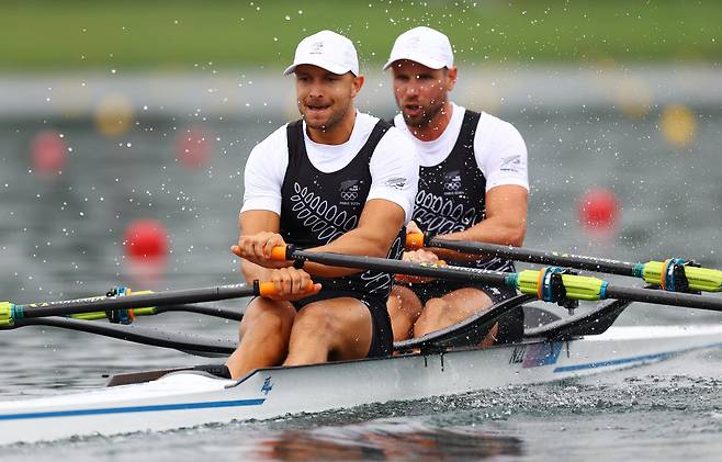 뉴질랜드의 조정 선수 로비 맨슨(왼쪽)이 2024 파리올림픽 조정 남자 경량급 더블스컬 경기를 펼치고 있다. /로이터 연합뉴스
