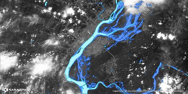 홍수 피해가 북한 쪽에 집중됐다는 점이 눈에 띈다. 공개된 영상을 보면 불어난 물이 압록강 북쪽으로 범람하지 않고 상대적으로 지대가 낮은 북한 지역 쪽으로 넘쳐서 흐르는 모습이 포착됐다. /ESA 그래픽=나라스페이스