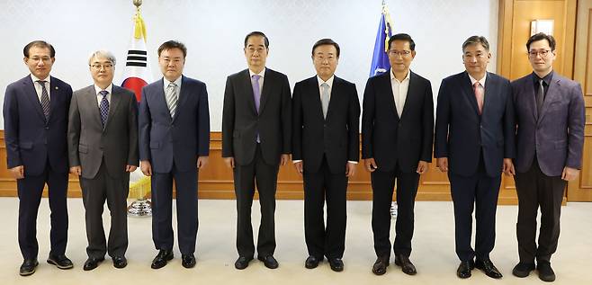 한덕수 국무총리가 20일 서울 종로구 정부서울청사에서 규제개혁위원회 민간위원 및 중소기업 옴부즈만 위촉장 수여식을 마치고 참석자들과 기념사진을 촬영하고 있다 . /연합뉴스