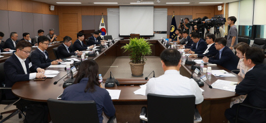 서울 종로구 정부서울청사에서 20일 오후에 개최한 '카드 수수료 적격비용 제도 개선 TF 회의' 모습. <금융위 제공>