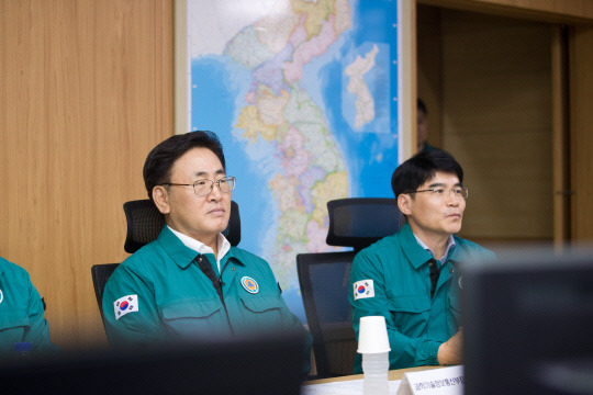 유상임(왼쪽) 과학기술정보통신부 장관이 20일 오후 서울 송파구 중앙전파관리소 전파종합관제센터를 방문해 류제명 네트워크정책실장, 김정삼(오른쪽) 중앙전파관리소장 등 관계자들과 GPS 감시 및 대응체계를 점검하고 있다. 과기정통부 제공