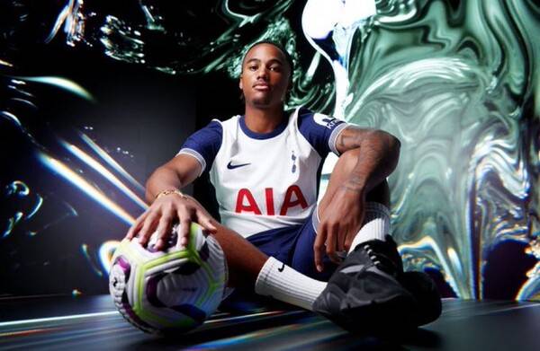 사진=토트넘 훗스퍼. 파커 감독은 "윌슨이 가다니 정말 안타깝다. 그는 확실한 톱 재능이었다. (하지만) 토트넘행은 그에게 좋은 기회가 될 것이다. 나는 4주 동안 윌슨과 함께 했다. 나는 매일 그의 재능을 봤다. 그의 프로페셔널함과 퀄리티는 수준급이다. 그에 대한 모든 것이 뛰어나다. 이 구단에 있는 모든 사람은 그가 톱 클럽에서 최고의 활약을 하기만을 바란다. 나는 이를 이해한다. 우리는 그에게 밝은 미래가 있다는 것을 의심하지 않는다"라고 전했다.