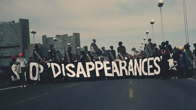 1993년 6월 유엔세계인권대회 참가자들이 ‘스톱 디스어피어런시스’(Stop Disappearances·사람들의 증발을 멈춰라)라고 적힌 펼침막을 내걸고 행진하고 있다. 필자 제공