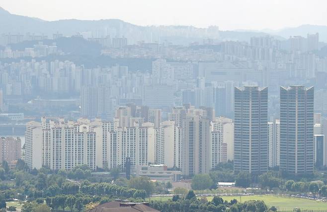 20일 서울 남산에서 바라본 시내 아파트 단지의 모습. 연합뉴스