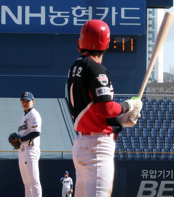 <yonhap photo-3168="">지난 3월 10일 오후 창원NC파크에서 열린 KBO 프로야구 KIA 타이거즈와 NC 다이노스 시범 경기. 외야에 설치된 피치클록 모습. 사진=연합뉴스</yonhap>