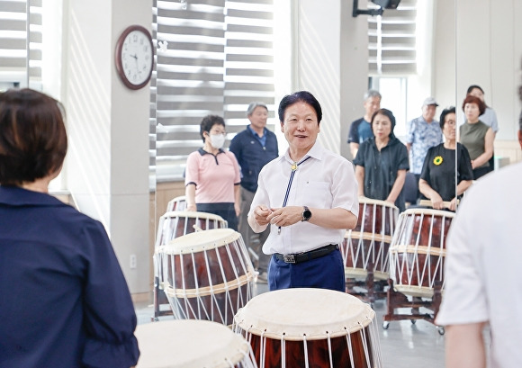 이병환 성주군수가 19일 용암면 복지회관을 깜짝 방문, 난타교실을 수강중인 주민들을 격려하고 있다. [사진=성주군]