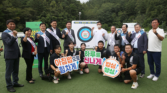 이범석 청주시장(윗줄 왼쪽 다섯번째)과 김우진 선수(윗줄 왼쪽 여섯번째) 등 관계자들이 20일 충북체육고등학교에서 아침밥 먹기 캠페인을 하고 있다. [사진=청주시]