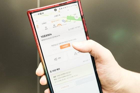 입주자들은 앱을 통해 공유차량을 예약할 수 있다. 김경록 기자