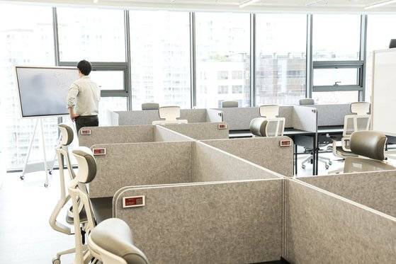 팩토리얼 성수의 9~10층은 공유오피스로 꾸며졌다. 스타트업도 이곳에 입주해 첨단 테크 인프라를 이용할 수 있다. 김경록 기자