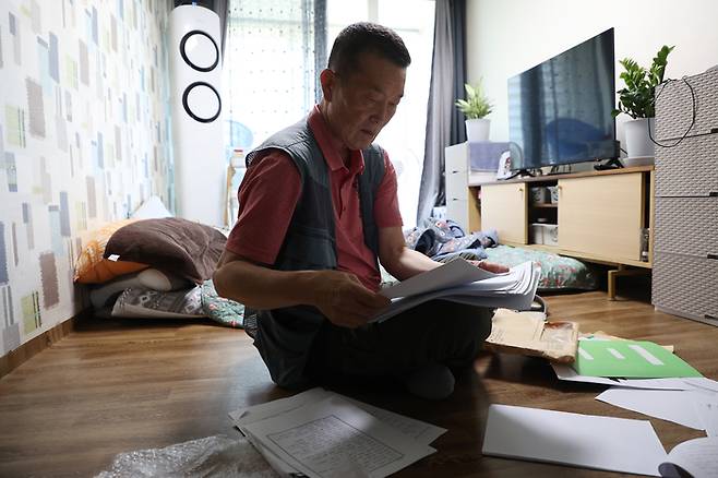 나종기씨가 7일 경기 파주시 자택에서 경향신문과 인터뷰하던 중 자필 탄원서를 확인하고 있다. 조태형 기자