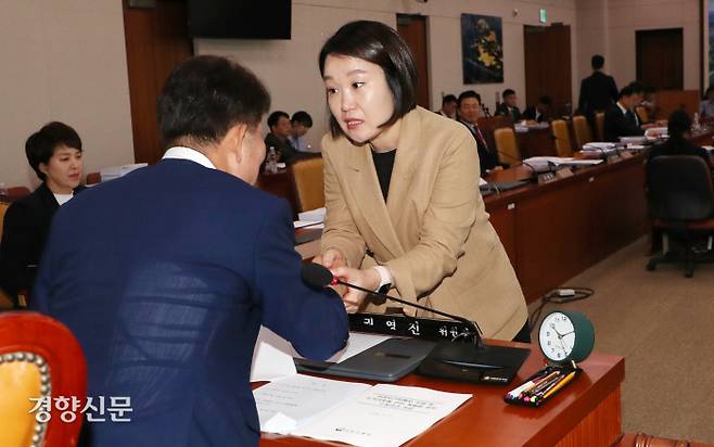 악수 권영진 국회 국토교통위 국토법안심사소위 위원장(왼쪽)과 이소영 더불어민주당 의원이 20일 국회 국토교통위 회의실에서 악수하고 있다. 이날 여야는 전세사기특별법을 합의 처리했다. 박민규 선임기자