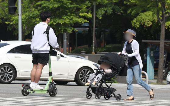 A man rides an electronic scooter without a helmet in Suwon, Gyeonggi. [NEWS1]