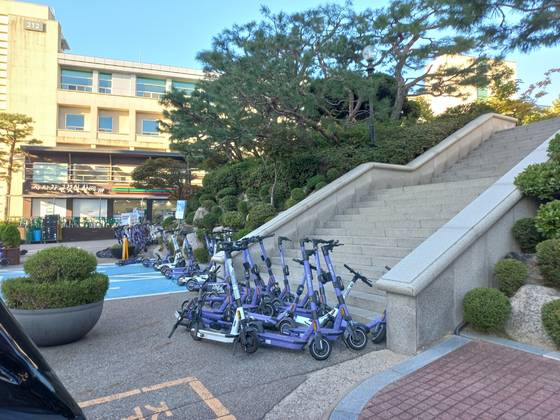 E-scooters block the entrance of a staircase in Hanyang University in Seongdong District, eastern Seoul. [JOONGANG ILBO]