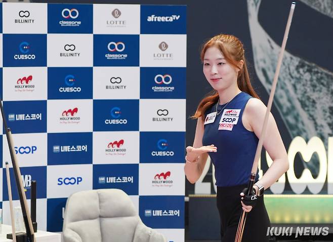 서서아(국내랭킹 1위)가 20일 서울 송파구 SOOP 잠실 비타 500 콜로세움에서 'SOOP 슈퍼리그 레이디스 나인볼’ 8강전에서 김혜림(13위)을 이기고 세러머니를 펼치고 있다.