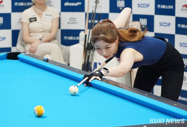 서서아(국내랭킹 1위)가 20일 서울 송파구 SOOP 잠실 비타 500 콜로세움에서 'SOOP 슈퍼리그 레이디스 나인볼’ 8강전에서 샷을 하고 있다.