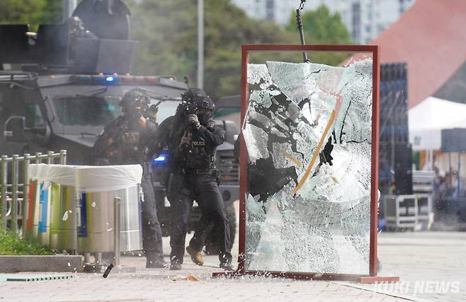 을지연습 2일차인 20일 서울 송파구 올림픽공원 KSPODOME에서 국가중요시설 합동대테러훈련이 열려 경찰특공대가 인질 테러 진압 작전을 벌이고 있다.
