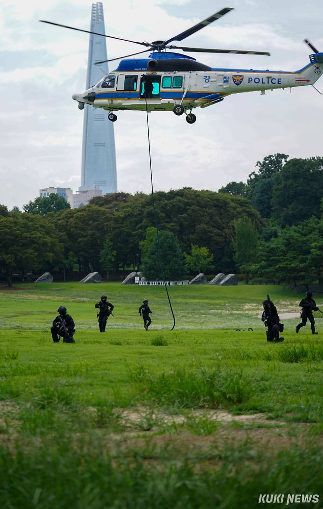 20일 서울 송파구 올림픽공원 KSPODOME에서 열린 국가중요시설 합동대테러훈련에서 테러범을 진압하기 위해 경찰특공대가 헬기 레펠로 하강하고 있다.