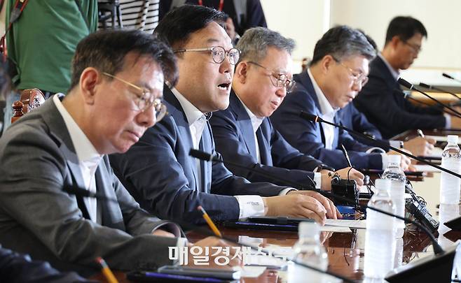 20일 오전 서울 중구 은행연합회에서 김병환 금융위원장과 각 시중은행장들이 참석한 가운데  금융위원회-은행권 간담회‘가 열리고 있다. 2024.8.20[이충우기자]