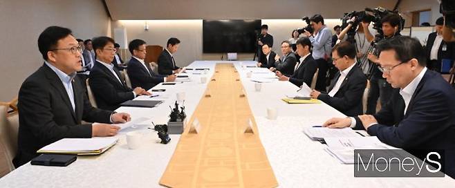 정부가 8·8부동산대책 일환으로 LH를 통해 매입사업을 본격화했지만 집값 안정 효과보다 개발업자만 배불리는 보여주기식 행정에 그칠 수 있다는 우려의 목소리가 나온다. 사진은 지난 8일 서울 종로구 세종대로 정부서울청사에서 진행된 부동산관계장관회의 모습. /사진=임한별 기자