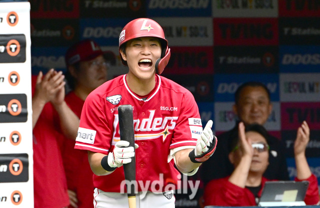 2024년 6월 29일 경기도 서울 잠실야구장에서 '2024 신한 SOL Bank KBO리그' SSG 랜더스와 두산 베어스의 경기가 열렸다. SSG 고명준이 2회초 1사 후 최지훈에 이어 백투백 홈런을 친 뒤 박지환의 축하를 받고 있다./마이데일리