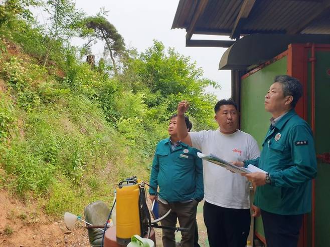 [대전=뉴시스] 이종수 산림청 산림재난통제관이 충남 서천 서면의 산사태 피해 복구지 현장검검을 하고 있다.(사진=산림청 제공) *재판매 및 DB 금지