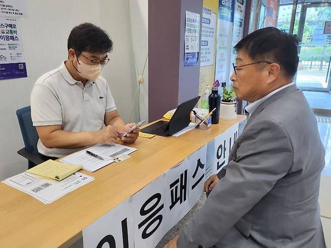 [뉴시스=세종] 이응카드 발급 받는 이승원 경제부시장. 2024.08.20.(사진=세종시) *재판매 및 DB 금지