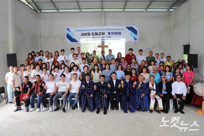 봉헌예배를 마친 뒤 참석자들이 기념촬영을 하고 있다. 유상원 아나운서