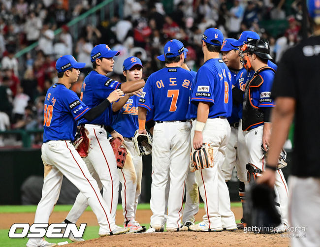 [OSEN=인천, 김성락 기자] 승리 후 한화 선수들이 기쁨을 나누고 있다. 2024.08.18 / ksl0919@osen.co.kr