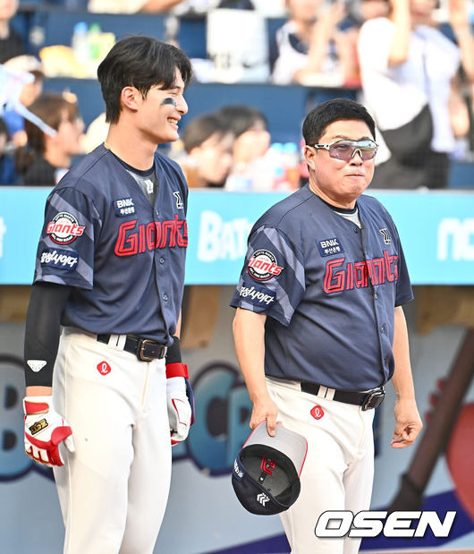 [OSEN=창원, 이석우 기자] 롯데 자이언츠 윤동희와 김태형 감독 /foto0307@osen.co.kr