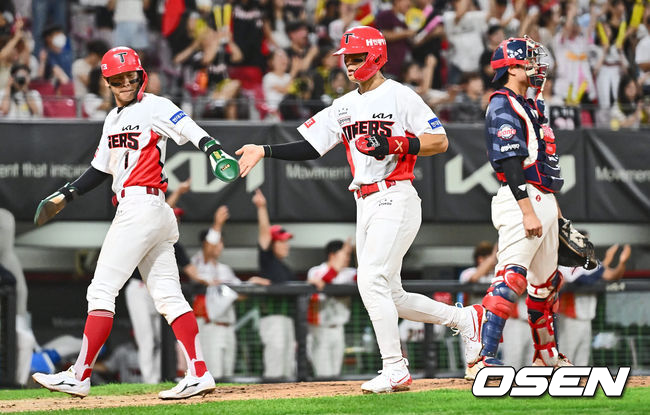 [OSEN=광주, 이석우 기자] 20일 광주-기아 챔피언스필드에서 2024 신한 SOL 뱅크 KBO 리그 KIA 타이거즈와 롯데 자이언츠의 경기가 열린다.홈팀 KIA는 황동하가 선발 출전하고 방문팀 롯데는 김진욱이 선발 출전한다.KIA 타이거즈 김도영과 박찬호가 3회말 2사 2,3루 소크라테스의 2타점 좌중간 2루타에 득점을 올리고 하이파이브를 하고 있다. 2024.08.20 / foto0307@osen.co.kr