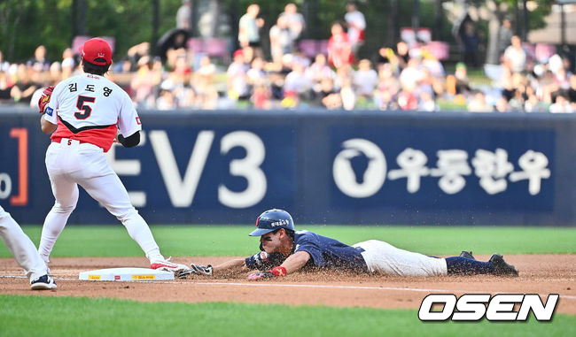 [OSEN=광주, 이석우 기자] 20일 광주-기아 챔피언스필드에서 2024 신한 SOL 뱅크 KBO 리그 KIA 타이거즈와 롯데 자이언츠의 경기가 열렸다.홈팀 KIA는 황동하가 선발 출전하고 방문팀 롯데는 김진욱이 선발 출전한다.롯데 자이언츠 황성빈이 1회초 무사 1루 윤동희의 좌익수 앞 안타 때 3루까지 진루하고 있다. 2024.08.20 / foto0307@osen.co.kr