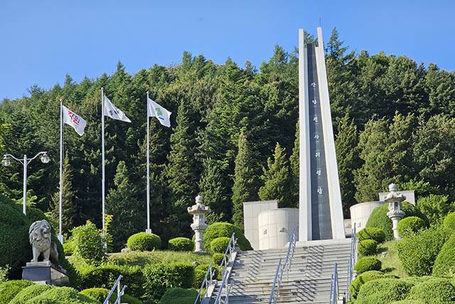 ▲지하자원 개발에 헌신하다 순직한 광부들의 넉을 추모하는 공간인 태백 산업전사위령탑 전경. ⓒ프레시안