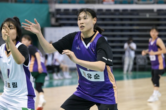 홍유순이 20일 부천체육관에서 열린 2024~25  WKBL 신인선수 드래프트 선발 테스트에서 공을 받고 있다. WKBL 제공