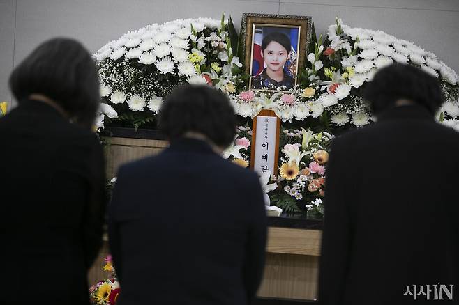 7월18일 이예람 공군 중사의 빈소가 차려진 국군수도병원 장례식장에서 추모객들이 조문을 하고 있다. ⓒ시사IN 이명익
