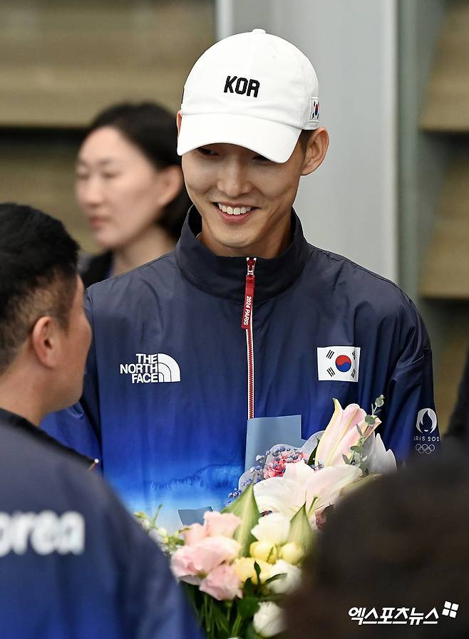 (엑스포츠뉴스 인천공항, 고아라 기자) 13일 오후 ‘2024 파리 올림픽’을 마친 한국 선수단 본진이 인천국제공항을 통해 귀국했다.   육상 우상혁이 입국장을 나서고 있다.