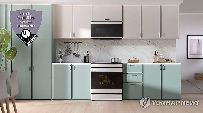 삼성전자, 'AI가전' 최고 보안등급인 '다이아몬드' 가전업계 최다 획득 (서울=연합뉴스) 삼성전자가 글로벌 인증기관인 'UL 솔루션즈'가 실시하는 사물인터넷(IoT) 보안 평가에서 최고 등급인 '다이아몬드'를 추가 획득해 총 5개의 등급을 보유하면서 가전업계에서 최고 등급을 가장 많이 받은 기업이 됐다고 20일 밝혔다. 사진은 다이아몬드 등급을 받은 삼성전자 '비스포크 슬라이드인 인덕션 레인지'의 라이프스타일 이미지. 2024.8.20 [삼성전자 제공. 재판매 및 DB 금지] photo@yna.co.kr