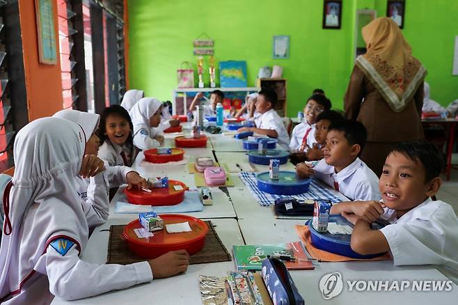 인도네시아 무상급식 지난 5일 인도네시아 반튼주 탕에랑의 한 초등학교에서 학생들이 무상급식 시범사업에 참여하고 있다. 
[로이터 연합뉴스 자료사진. 재판매 및 DB 금지]