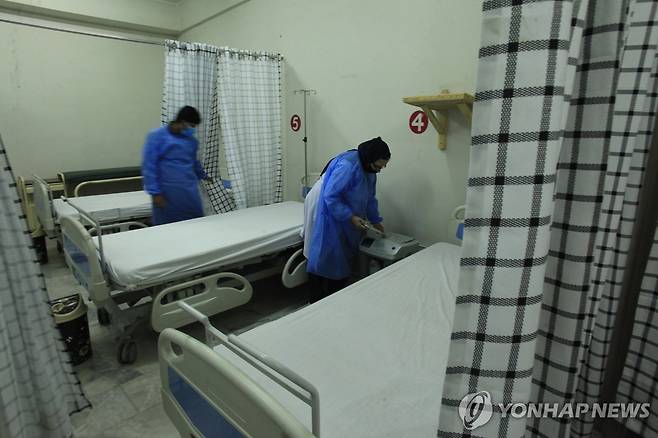 엠폭스 환자 격리 병동을 준비하는 파키스탄 의료진  [AP 연합뉴스 자료사진. 재판매 및 DB 금지]