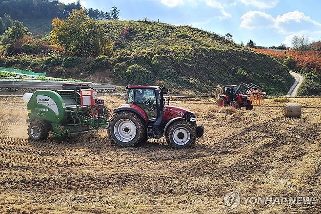 농기계 볏짚 작업 기사 내용과 직접적인 관계 없음.