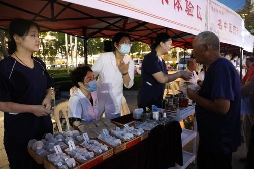 Participants taste TCM specialty teas.