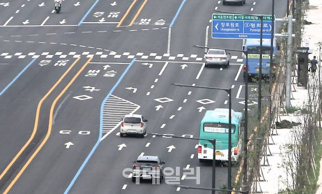 서계로 중앙버스전용차로가 있지만 정거장은 길 옆에 설치돼 버스들이 승객 승·하차를 위해 하위차로로 운행하고 있다.(사진=정재훈기자)