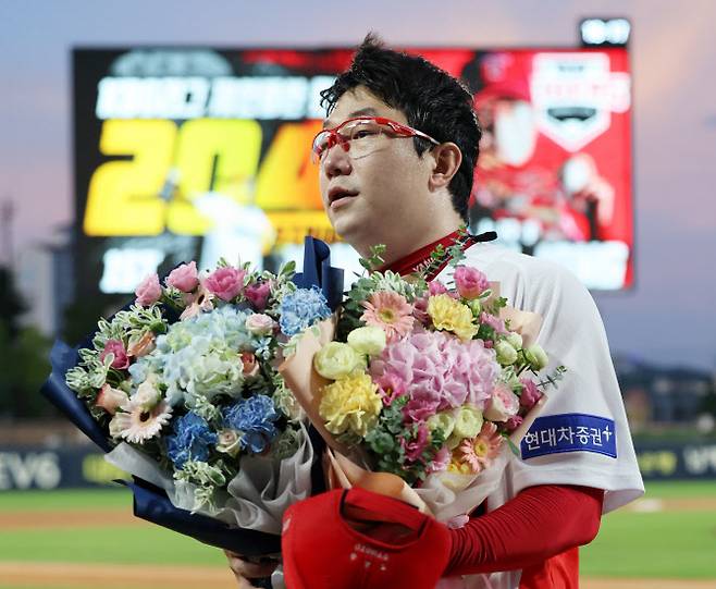 21일 광주기아챔피언스필드에서 열린 프로야구 롯데자이언츠와 KIA타이거즈의 경기. KBO 역대 최다 탈삼진 기록을 달성한 KIA 양현종이 꽃다발을 한 아름 받아 들고 있다. 사진=연합뉴스