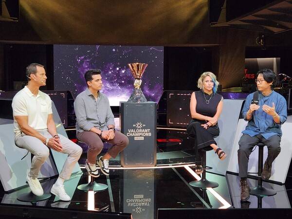 -&nbsp;존 니덤 라이엇게임즈 e스포츠 사장(좌측부터),&nbsp;레오 파리아 발로란트 e스포츠 글로벌 총괄,&nbsp;애나 던런 발로란트 스튜디오 리드,&nbsp;앤디 호 발로란트 책임 프로듀서&nbsp;