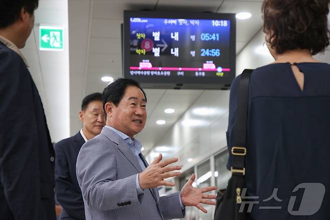 주광덕 경기 남양주시장이 최근 개통된 별내선 '다산역', '별내역' 일대를 현장점검하면서 시민들로부터 불편사항이 없는지 를 듣고 있다.