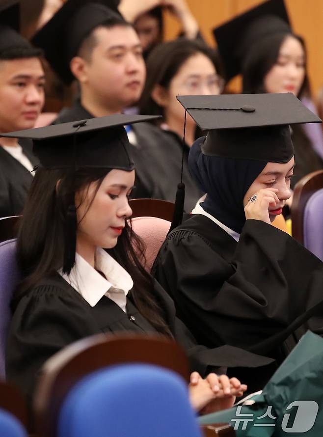 20일 오전 대구 달서구 계명대학교 성서캠퍼스에서 열린 '2023학년도 후기 학위수여식'에서 한 외국인 유학생이 눈물을 훔치고 있다. 2024.8.20/뉴스1 ⓒ News1 공정식 기자