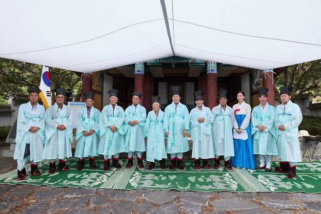 충남 아산 출신으로 조선시대 유학자인 만전당 홍가신 선생 숭모제가 지난 20일 아산시 염치읍 영정각에서 열렸다.