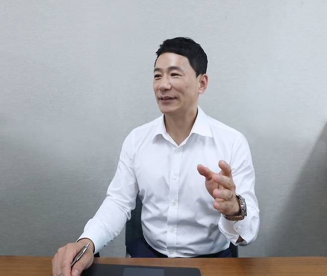 정영훈 LG유플러스 기업AI사업담당이 서울 용산구에 위치한 LG유플러스 본사에서 인터뷰를 진행하는 모습