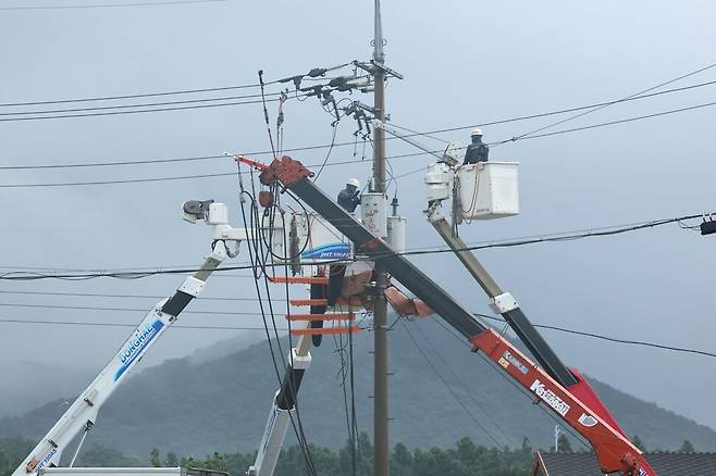 제9호 태풍 종다리가 지나간 21일 오전 제주 서귀포시 안덕면 동광로의 한 전신주에서 한전 관계자들이 낙뢰를 맞아 고장난 것으로 추정되는 변압기를 수리하고 있다. 연합뉴스